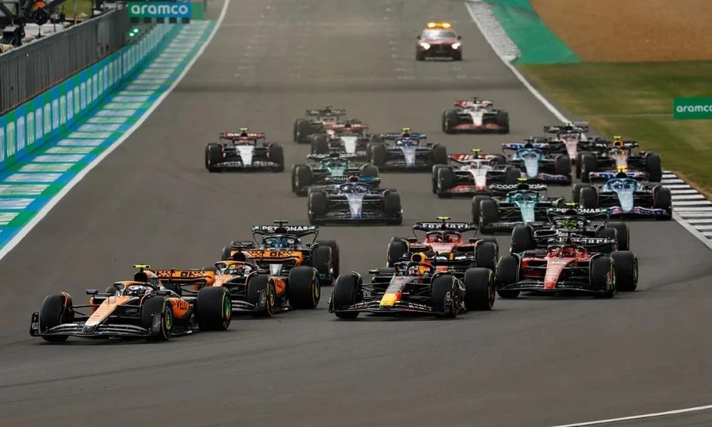 Formula 1: Νίκη για Σάινθ σε αγώνα θρίλερ στη Σιγκαπούρη